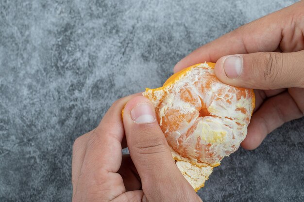 Foto mittelabschnitt einer person, die eis hält