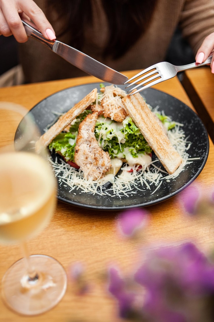 Foto mittelabschnitt einer person, die essen auf dem tisch hält