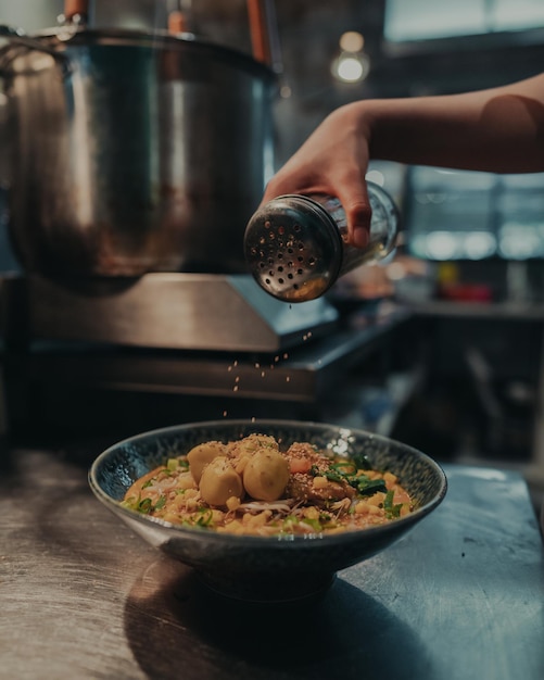 Mittelabschnitt einer Person, die Essen in der Küche zubereitet