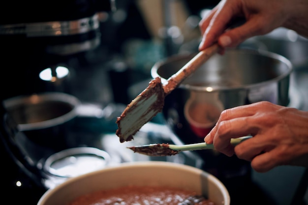 Foto mittelabschnitt einer person, die essen zubereitet