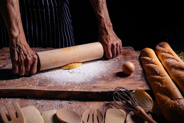 Mittelabschnitt einer Person, die Essen zubereitet