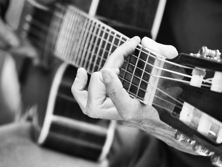 Foto mittelabschnitt einer person, die gitarre spielt