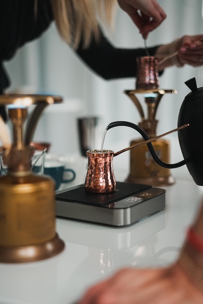 Foto mittelabschnitt einer person, die kaffee trinkt