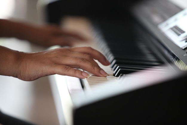 Foto mittelabschnitt einer person, die klavier spielt