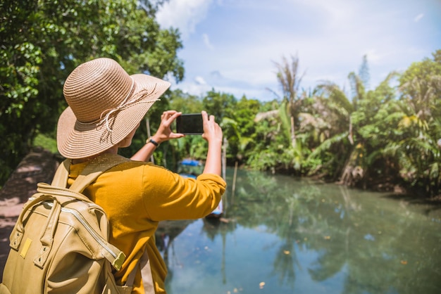 Foto mittelabschnitt einer person, die mit einem handy im wasser fotografiert