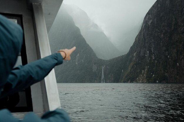 Foto mittelabschnitt einer person im wasser im berggebiet