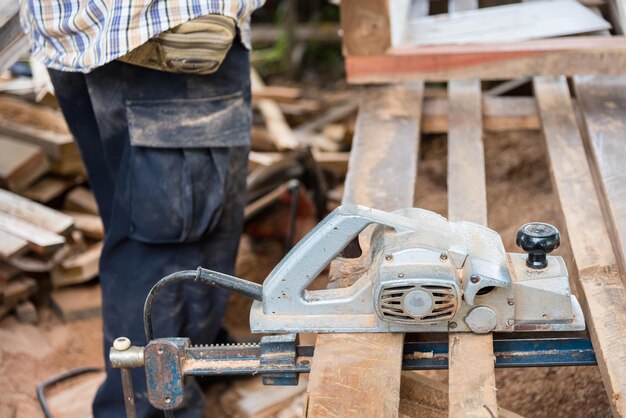 Mittelabschnitt eines arbeitenden Arbeiters, der bei einer Maschine steht