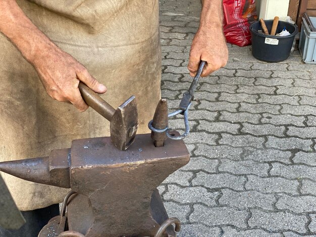 Foto mittelabschnitt eines arbeiters in einer werkstatt