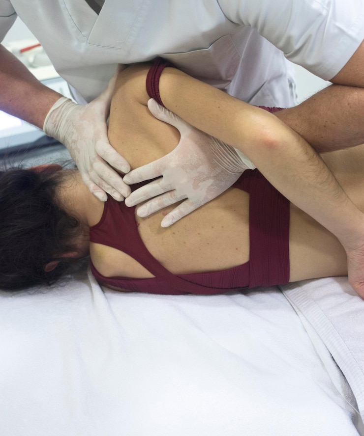 Foto mittelabschnitt eines arztes, der einen patienten im krankenhaus untersucht