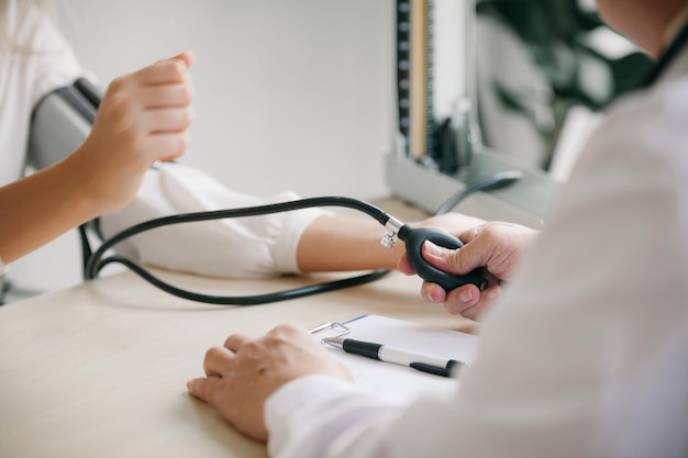 Mittelabschnitt eines Arztes, der einen Patienten im Krankenhaus untersucht