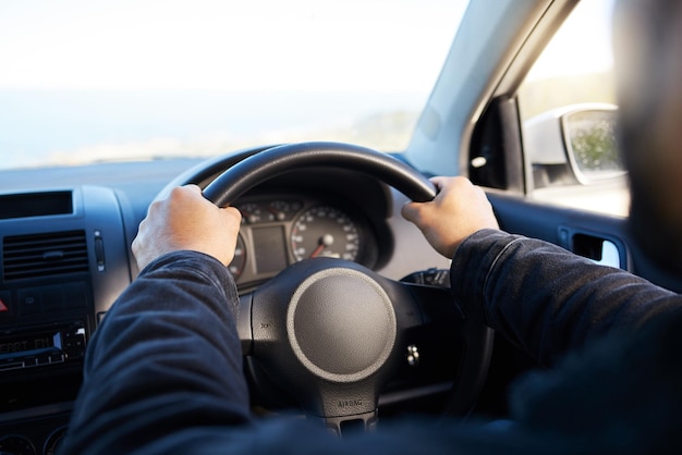 Foto mittelabschnitt eines autofahrers