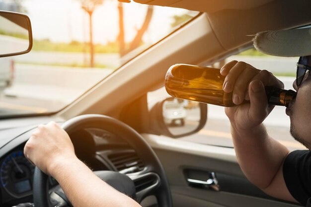 Foto mittelabschnitt eines autofahrers