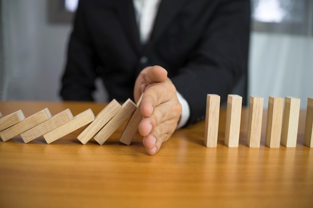 Foto mittelabschnitt eines geschäftsmanns, der am tisch mit domino spielt