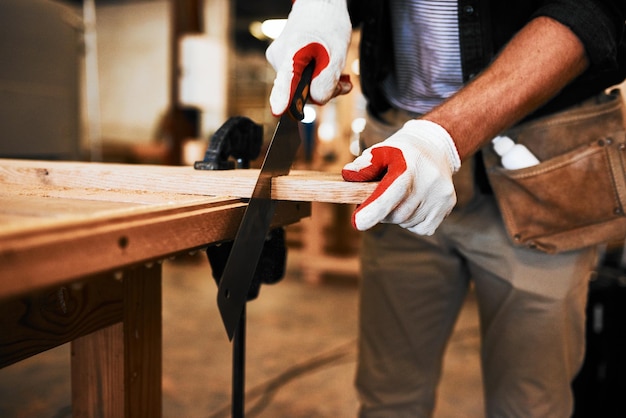 Mittelabschnitt eines in der Werkstatt arbeitenden Mannes