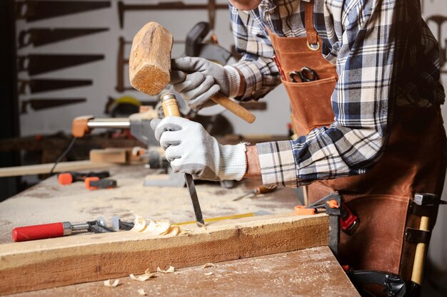 Mittelabschnitt eines in der Werkstatt arbeitenden Mannes