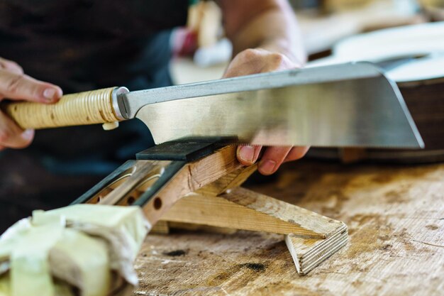 Mittelabschnitt eines in der Werkstatt arbeitenden Mannes