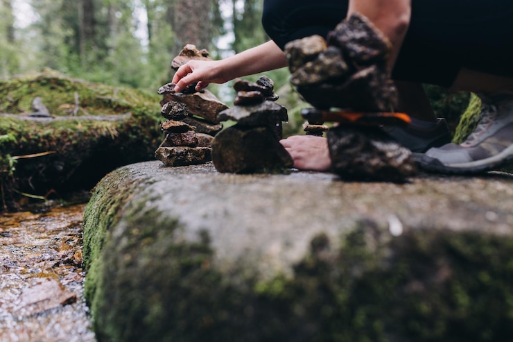 Foto mittelabschnitt eines mannes auf einem felsen im wald