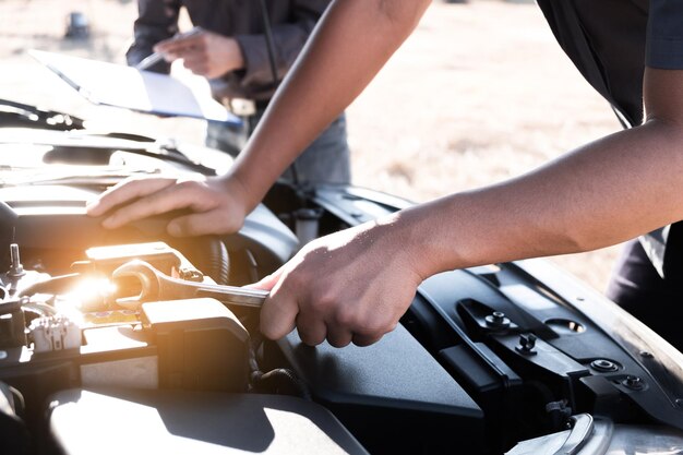 Foto mittelabschnitt eines mannes, der an einem auto arbeitet