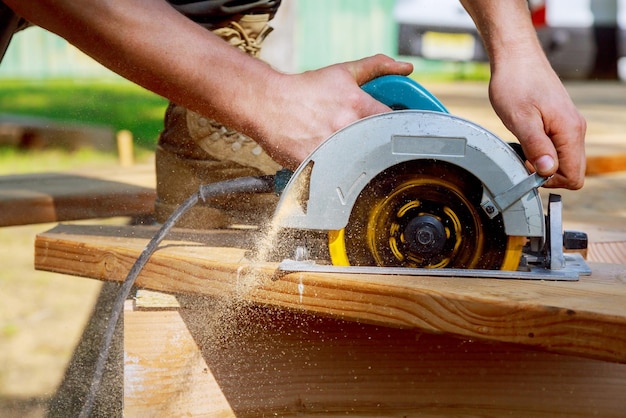 Foto mittelabschnitt eines mannes, der an holz arbeitet