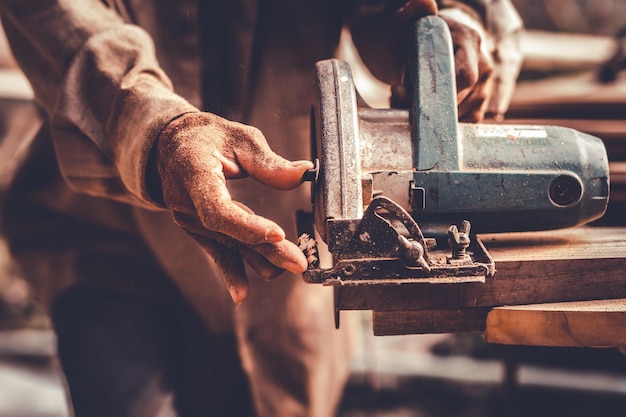 Mittelabschnitt eines Mannes, der an Maschinen arbeitet