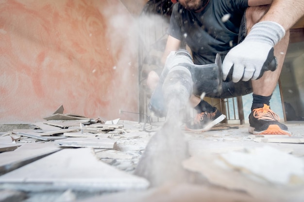 Foto mittelabschnitt eines mannes, der an metall arbeitet