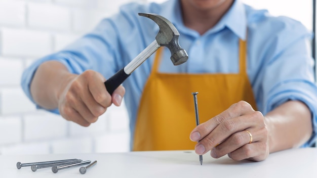 Foto mittelabschnitt eines mannes, der auf einem tisch arbeitet