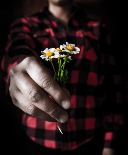 Foto mittelabschnitt eines mannes, der blumen hält