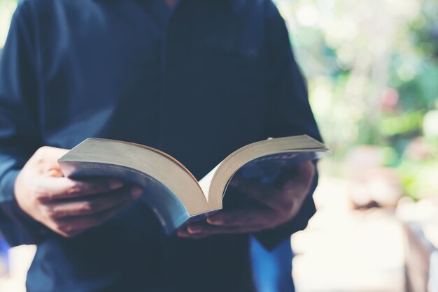 Foto mittelabschnitt eines mannes, der ein buch hält