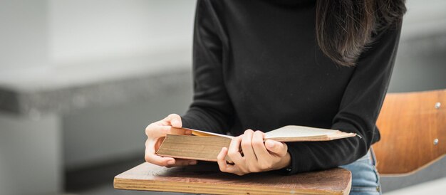 Foto mittelabschnitt eines mannes, der ein buch liest