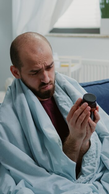 Foto mittelabschnitt eines mannes, der ein handy benutzt