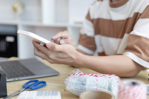 Mittelabschnitt eines Mannes, der ein Handy benutzt