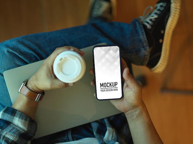 Mittelabschnitt eines Mannes, der ein Handy hält