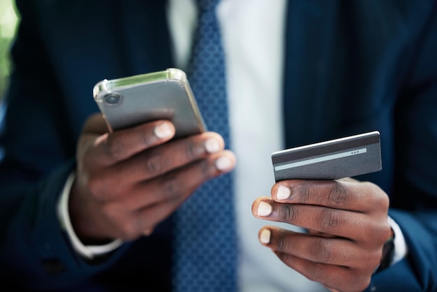 Mittelabschnitt eines Mannes, der ein Mobiltelefon benutzt