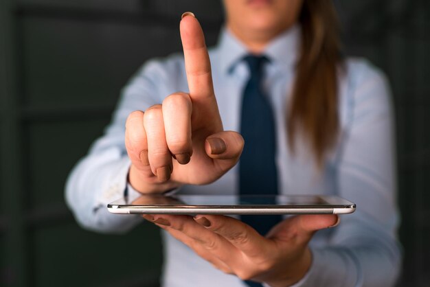 Foto mittelabschnitt eines mannes, der ein mobiltelefon benutzt