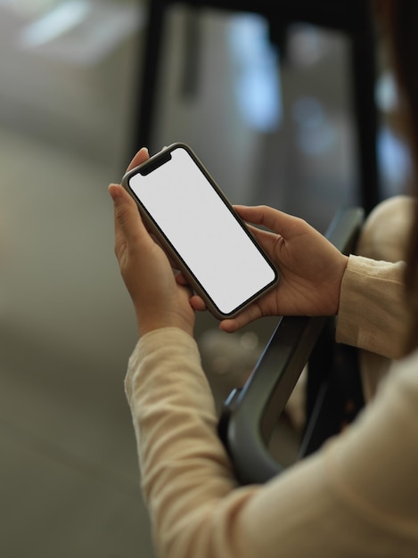 Mittelabschnitt eines Mannes, der ein Mobiltelefon benutzt