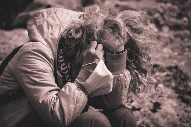 Foto mittelabschnitt eines mannes, der eine frau im freien hält