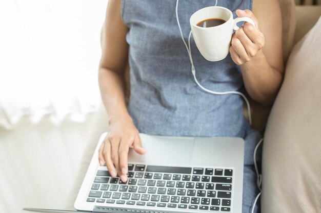 Foto mittelabschnitt eines mannes, der eine kaffeetasse hält