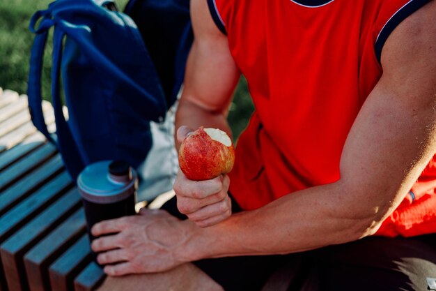 Foto mittelabschnitt eines mannes, der einen apfel hält