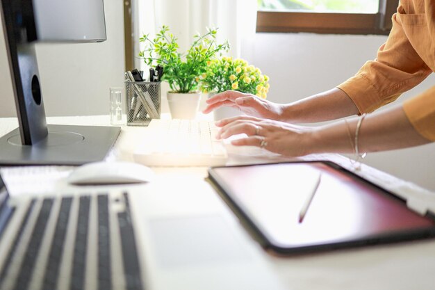 Foto mittelabschnitt eines mannes, der einen laptop auf dem tisch benutzt