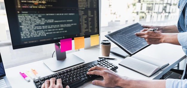 Mittelabschnitt eines Mannes, der einen Laptop im Büro benutzt