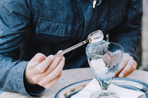 Foto mittelabschnitt eines mannes, der eis hält