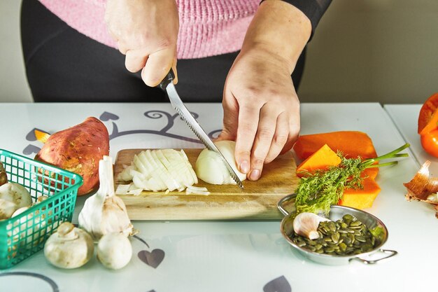 Foto mittelabschnitt eines mannes, der essen auf dem schneidbrett zubereitet