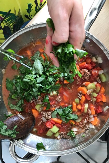 Foto mittelabschnitt eines mannes, der essen auf dem teller zubereitet