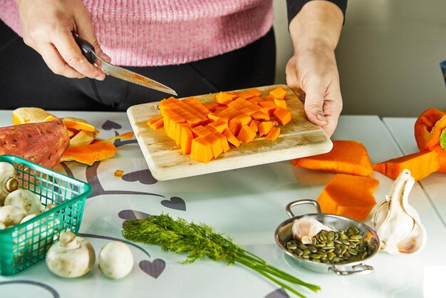 Foto mittelabschnitt eines mannes, der essen in der küche isst