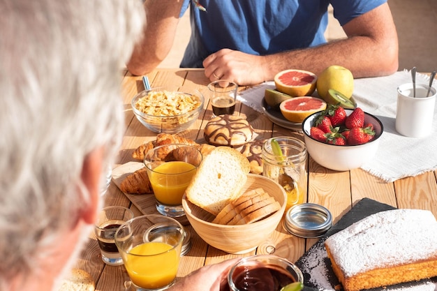 Foto mittelabschnitt eines mannes, der essen isst