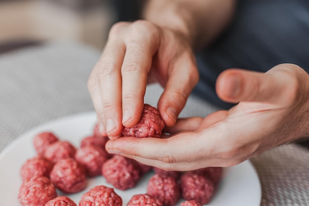 Foto mittelabschnitt eines mannes, der essen zubereitet