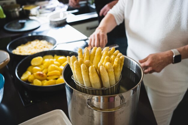 Foto mittelabschnitt eines mannes, der essen zubereitet