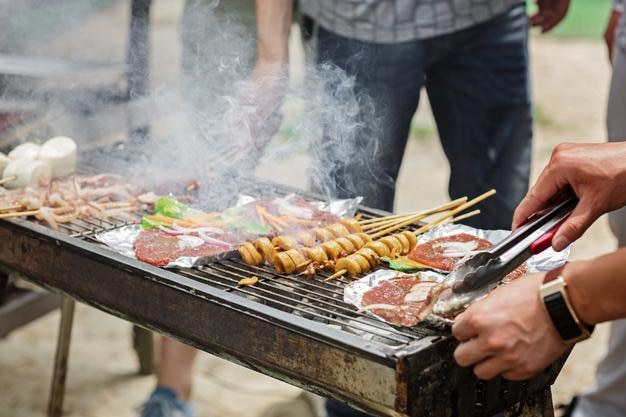 Mittelabschnitt eines Mannes, der Essen zubereitet