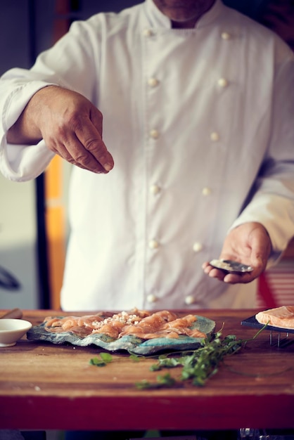 Mittelabschnitt eines Mannes, der Essen zubereitet