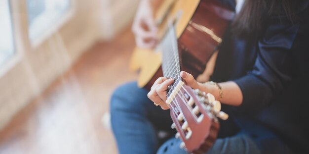 Foto mittelabschnitt eines mannes, der gitarre spielt